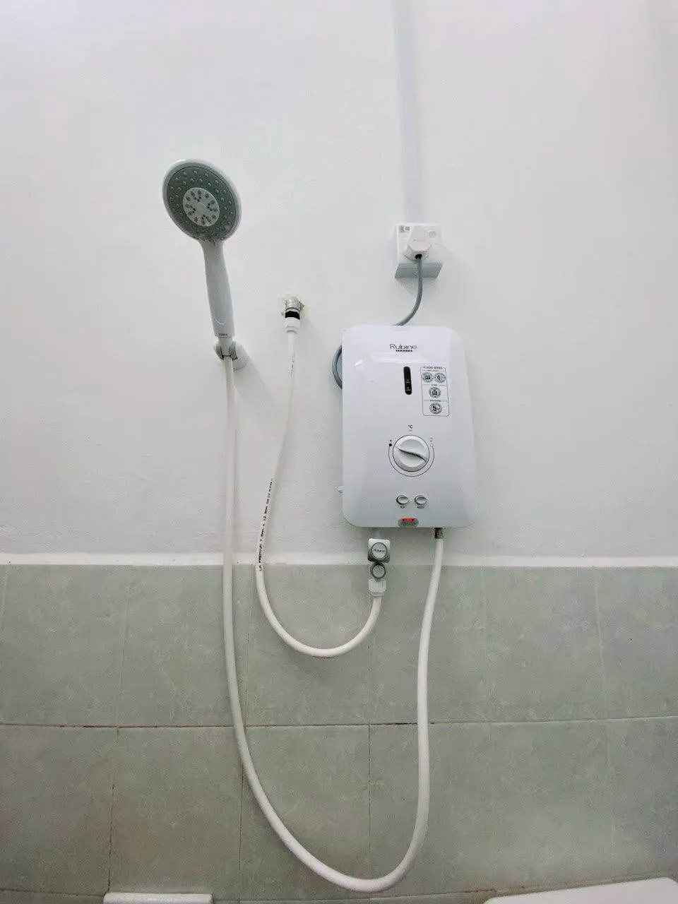 Semua tandas di homestay ada water heater